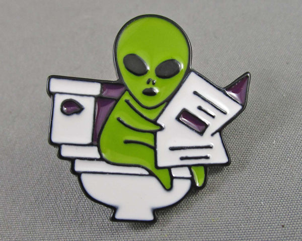 Alien on a Toilet Enamel Pin 1pc (BIN 96)