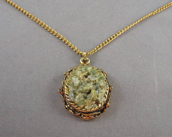 Green Crystal Necklace H066-18 (Vintage)