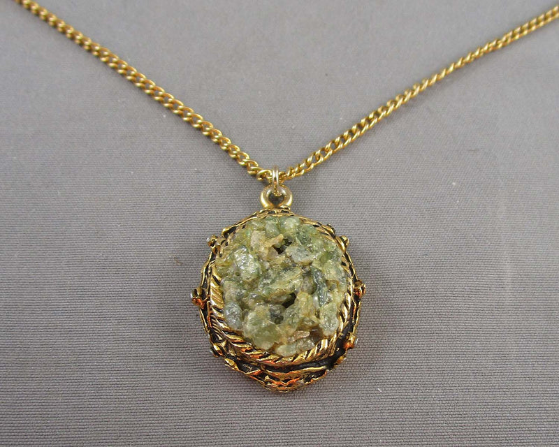 Green Crystal Necklace H066-18 (Vintage)