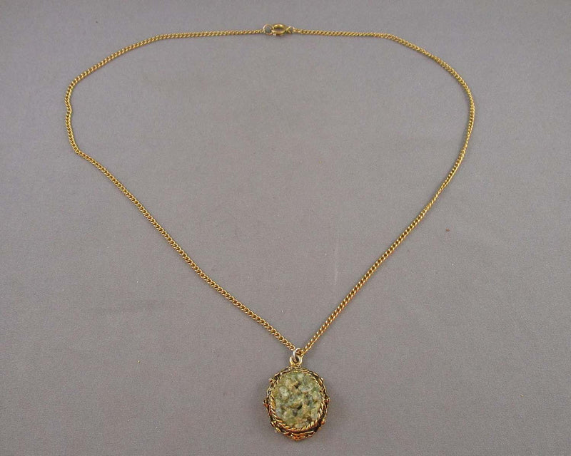 Green Crystal Necklace H066-18 (Vintage)