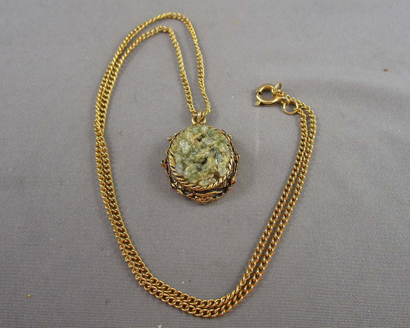 Green Crystal Necklace H066-18 (Vintage)